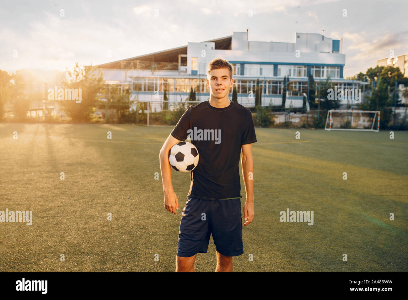 Männliche Fußball-Spieler wirft mit Ball in Hand Stockfoto