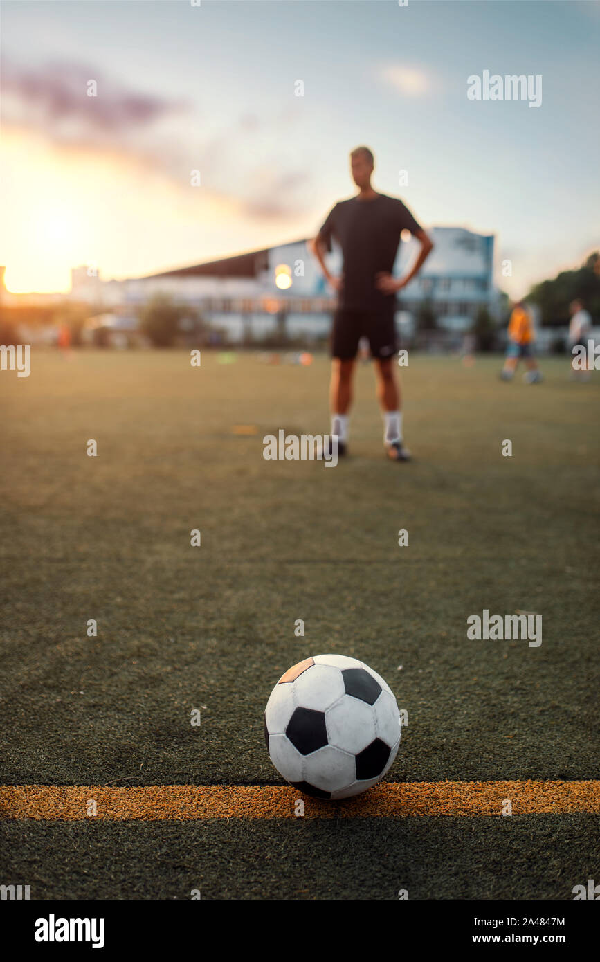 Fußball auf Linie, Spieler auf Hintergrund Stockfoto