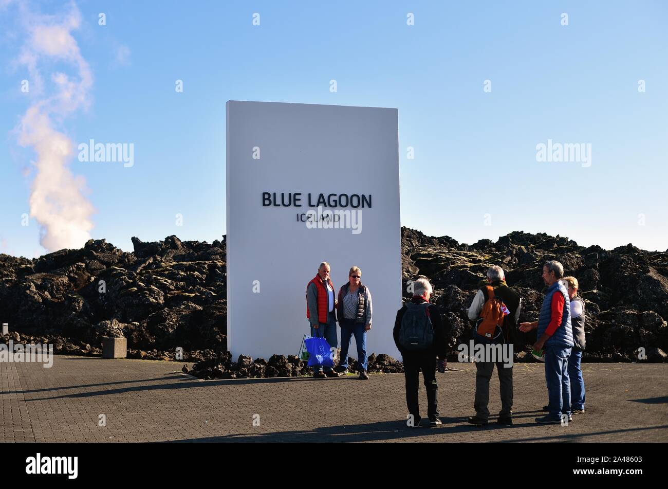 Svartsengi, Island. Touristen, überwiegend Senioren, sammeln sich um den Eingang zum Blue Lagoon Island ist eine der wichtigsten touristischen Attraktionen. Stockfoto