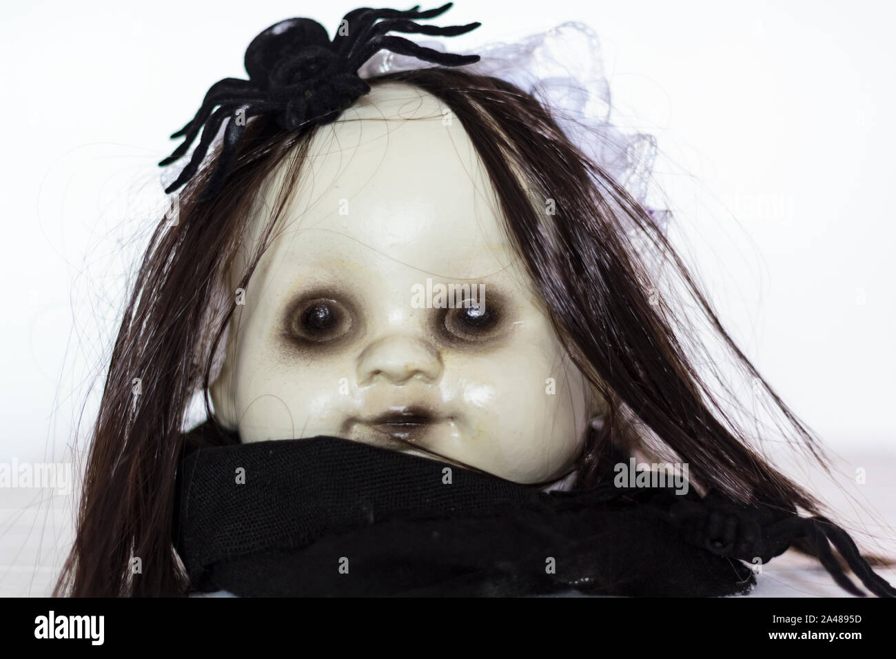Creepy Puppenkopf mit Spinnen. Halloween Konzept Stockfoto