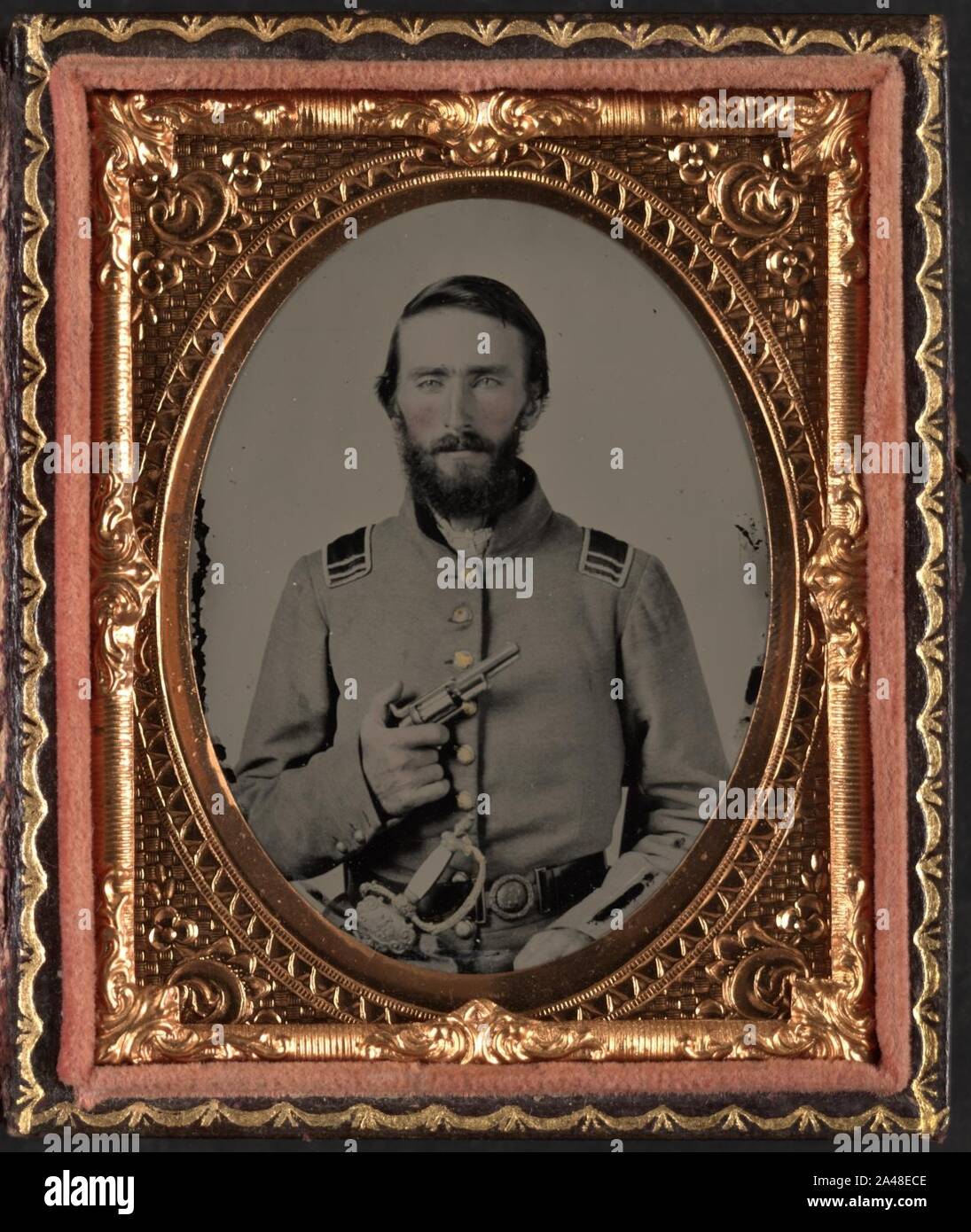 Oberleutnant Job Dillingham Barnard von Co.K, 25 North Carolina Infanterieregiment in Uniform mit Revolver und Schwert Stockfoto