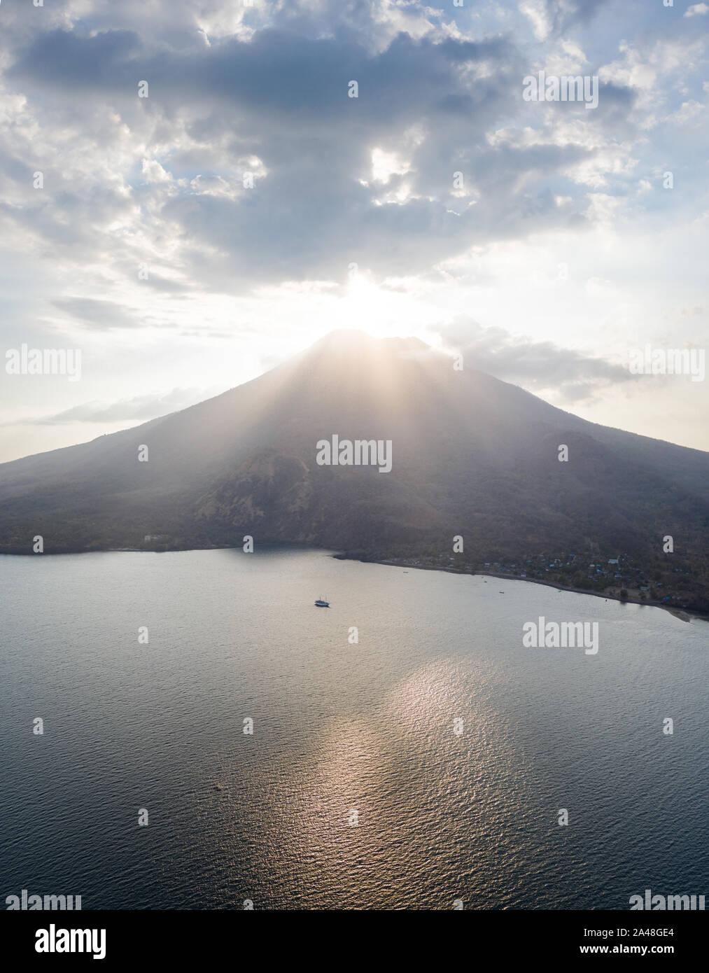 Am späten Nachmittag Sonnenlicht beleuchtet die Iliape Vulkan gerade östlich von Flores, Indonesien. Dieses tropische Gegend ist Teil des berühmten Ring of Fire. Stockfoto