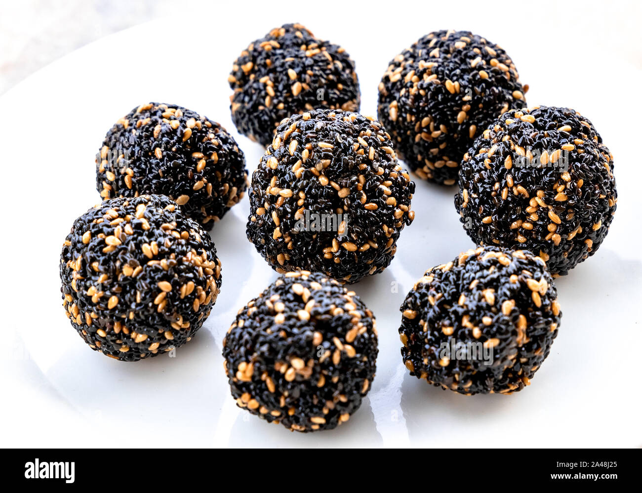 Til ke laddu oder Sesam laddu isoliert auf einem weißen Hintergrund. Indische Süße Stockfoto