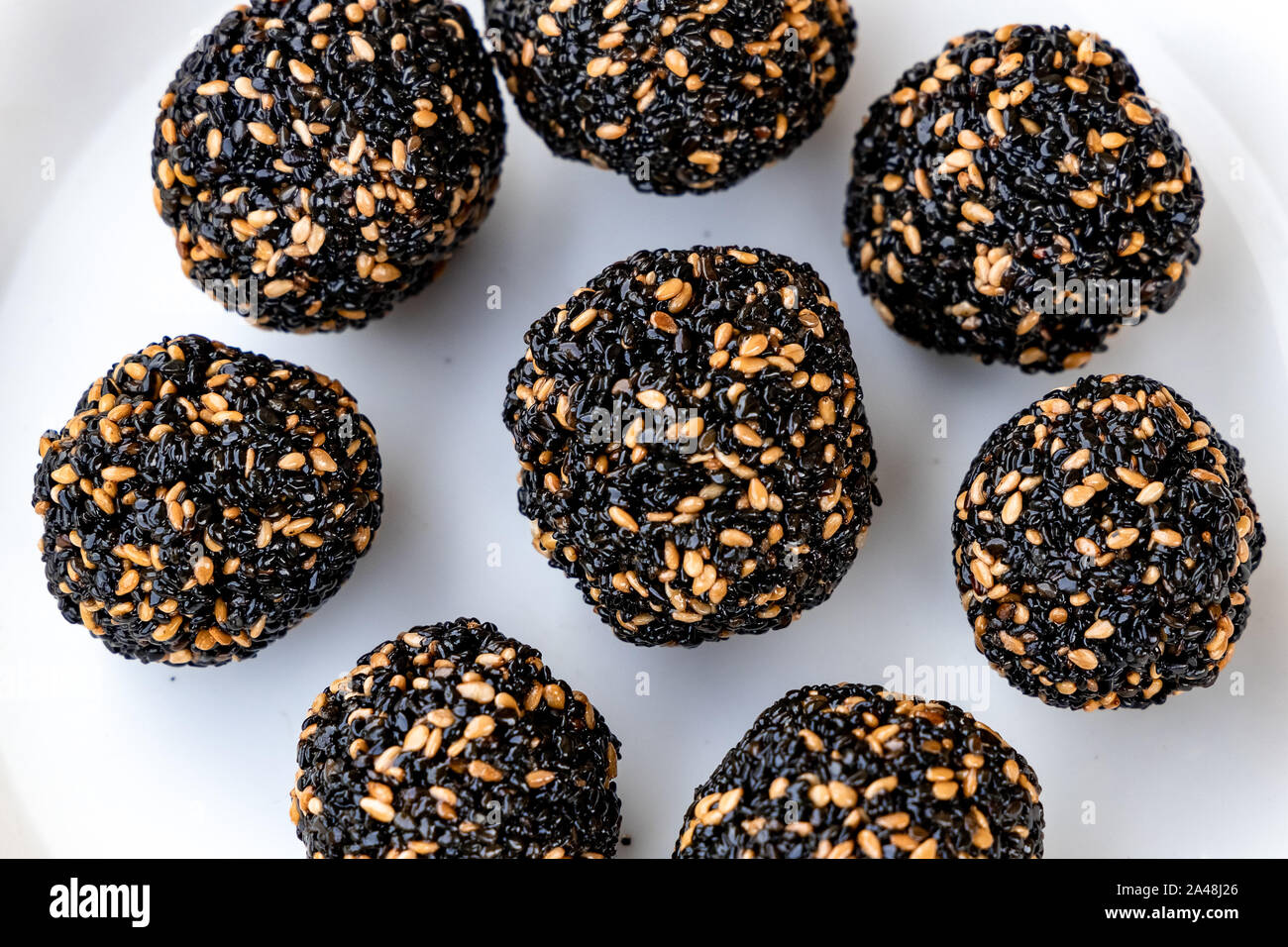 Til ke laddu oder Sesam laddu isoliert auf einem weißen Hintergrund. Indische Süße Stockfoto