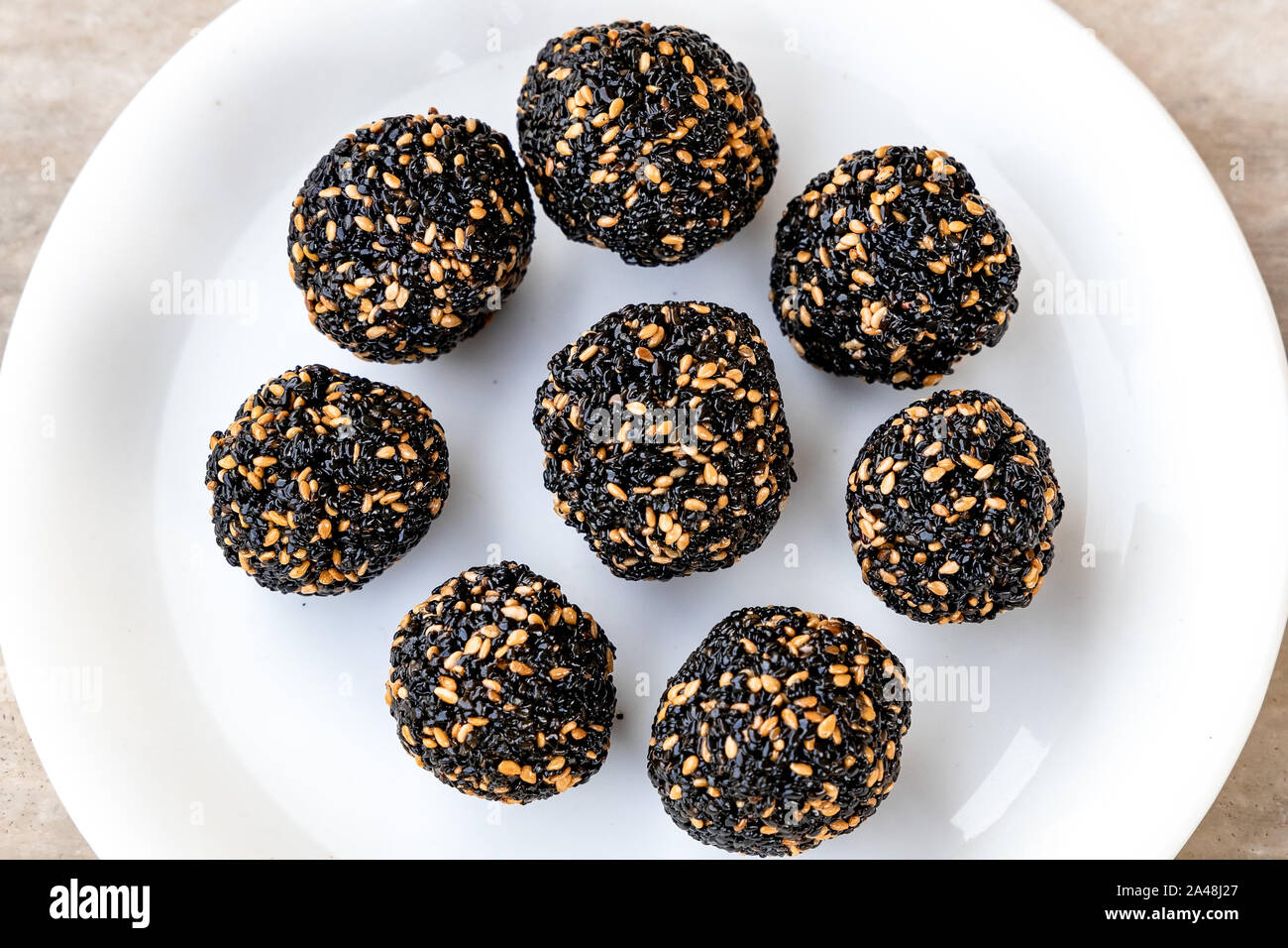 Til ke laddu oder Sesam laddu isoliert auf einem weißen Hintergrund. Indische Süße Stockfoto