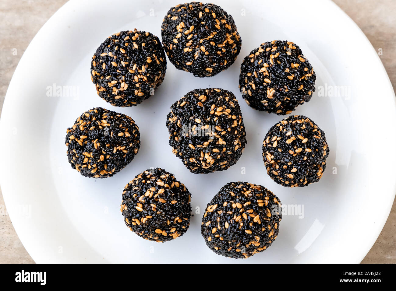 Til ke laddu oder Sesam laddu isoliert auf einem weißen Hintergrund. Indische Süße Stockfoto