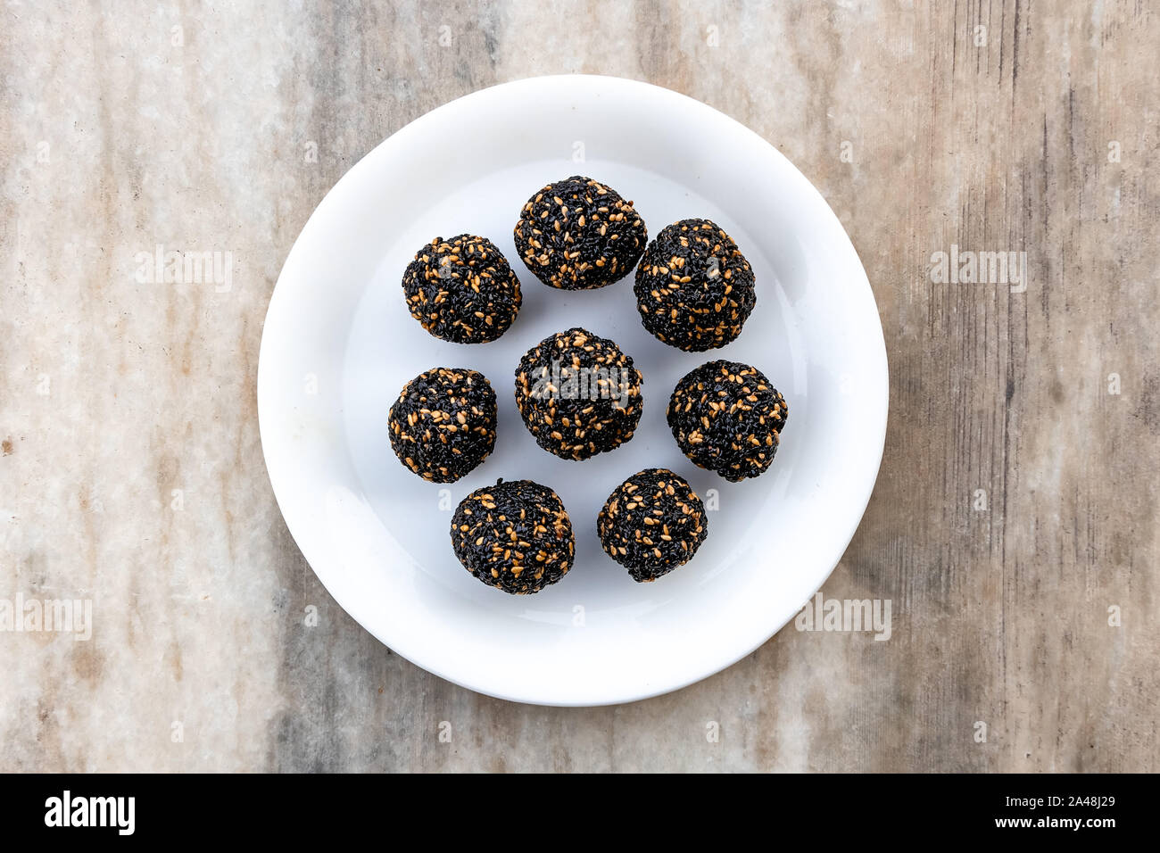 Til ke laddu oder Sesam laddu isoliert auf einem weißen Hintergrund. Indische Süße Stockfoto