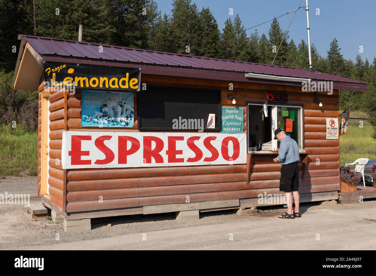 Espresso Shop, Kunden eine Tasse zum Mitnehmen an Walk-up-Fenster, Montana, USA Stockfoto