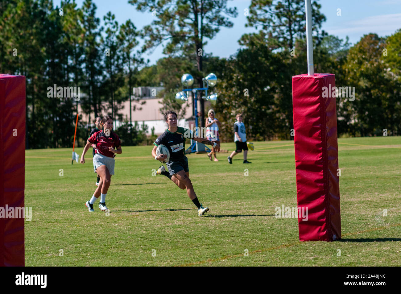 Southern Pines, North Carolina, USA. 12 Okt, 2019. Okt. 12, 2019 - Southern Pines, N.C., USA - Rugby die Carolinas geographische Rugby Union Frauen Aktion zwischen den südlichen Kiefern 'Kelten' und Camp Lejeune Maniacks auf nationaler Athletisches Dorf. Southern Pines besiegt Camp Lejeune, 39-0, für die das Team erste Carolina geografische Rugby Union matrix gewinnen. Credit: Timothy L. Hale/ZUMA Draht/Alamy leben Nachrichten Stockfoto