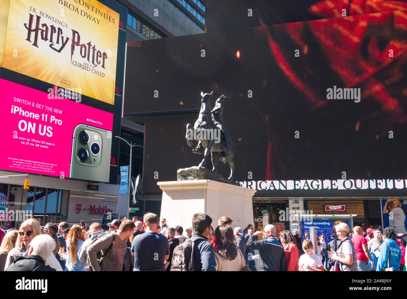 'Gerüchte des Krieges" Skulptur von Kehinde Wiley ist vorübergehend auf Anzeige in der Times Square, New York City, USA Stockfoto