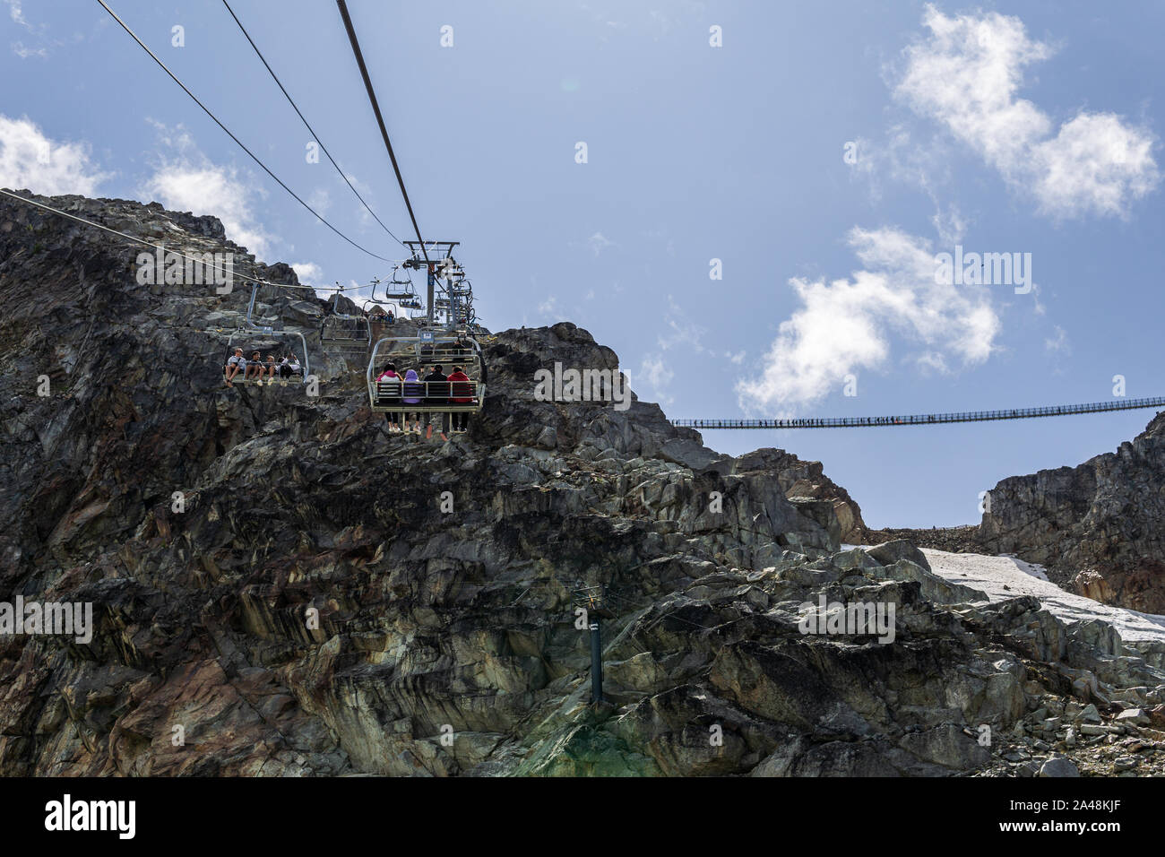 WHISTLER, Kanada - 25. AUGUST 2019: Sessellift Fahrt an die Spitze des Berges Cloudraker Skybridge, Stockfoto