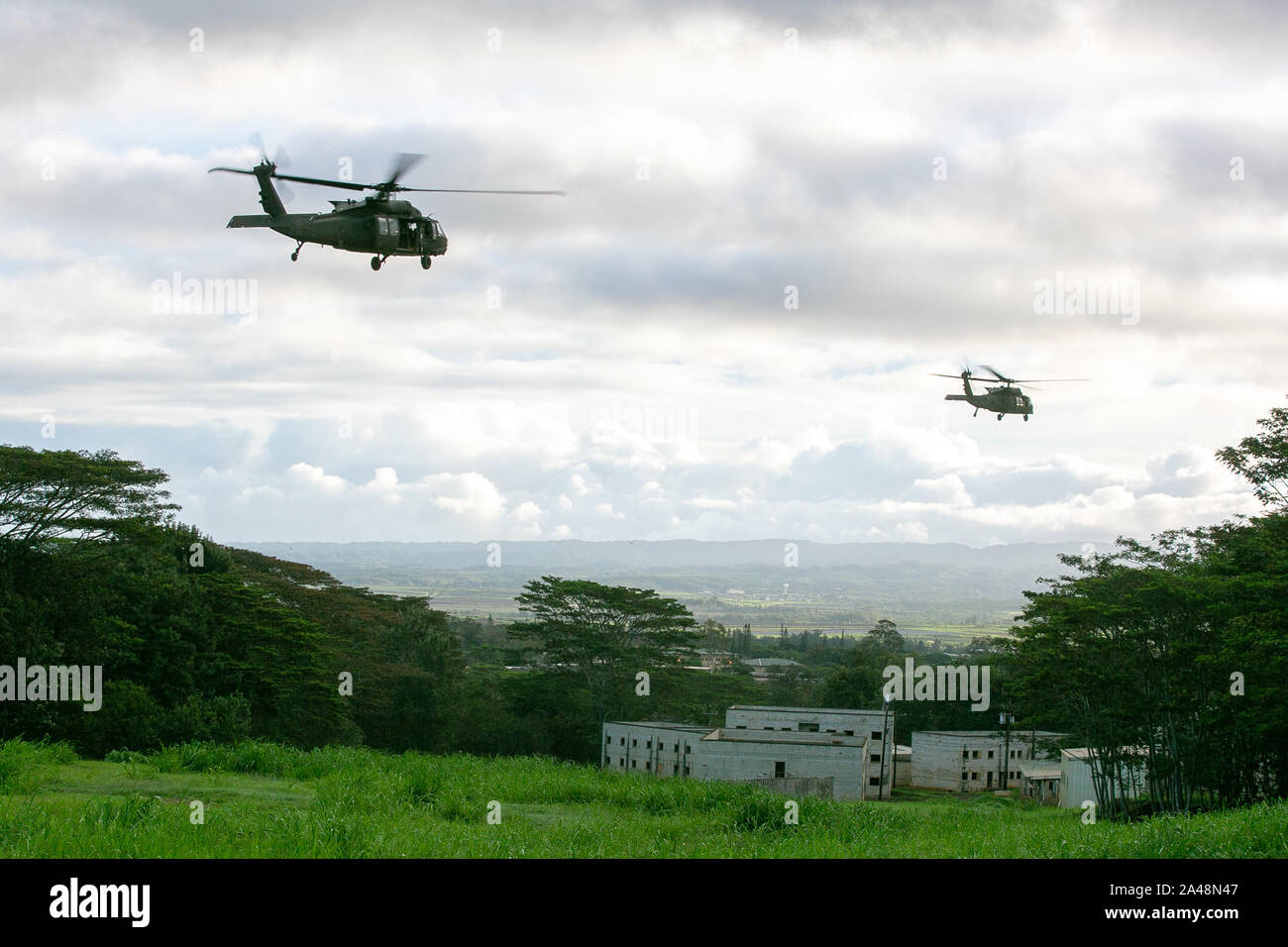 U.S. Army UH-60 Black Hawk Hubschraubern in den zweiten Bataillon zugeordnet, 25 Aviation Regiment bieten Luft und Truppe Lift Capability während einer Live-fire Air Assault Artillerie Raid auf Schofield Kasernen, Hawaii, 10. Oktober 2019. 25 Combat Aviation Brigade arbeitete neben Charlie. Akku, 2. Bataillon, 11 Field Artillery Regiment auf dem ersten Live-fire Air Assault von M 777 Haubitzen überhaupt auf der Insel Oahu, durchgeführt. (U.S. Armee Foto von 1 Lt Ryan DeBooy) Stockfoto