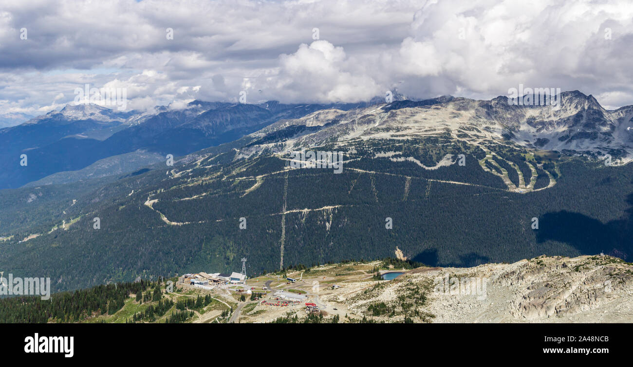 WHISTLER, Kanada - 25. AUGUST 2019: Peak 2 Peak gondola Gebäude auf Whistler Blackcomb Mountain. Stockfoto