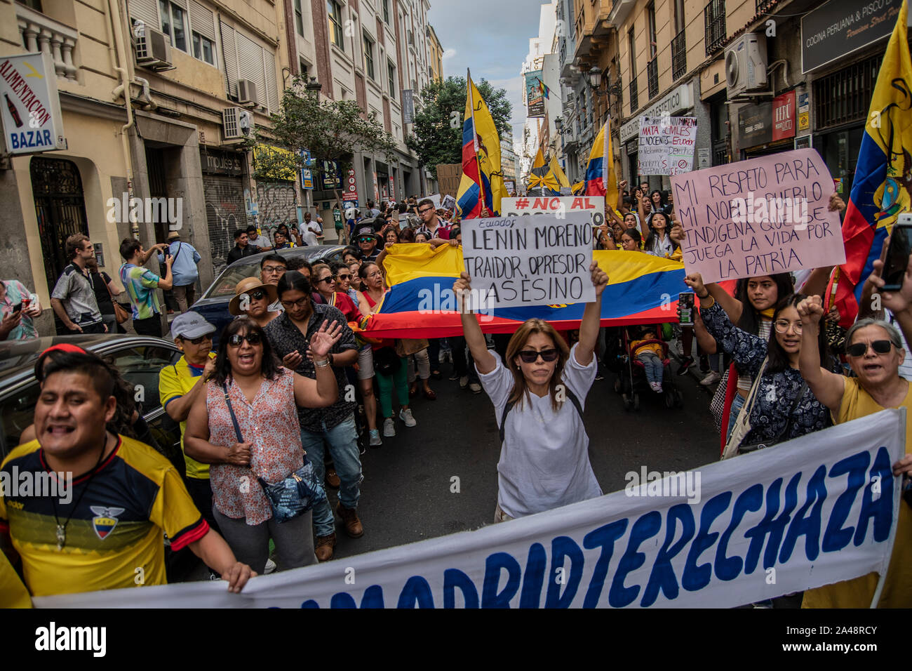 Mehrere Dutzend ecuadorianischen Einwohner in Spanien haben mit dieser Demonstration gegen die Feier der hispanischen Tag ein Protest, der von der Gemeinschaft vereinbarten Stockfoto