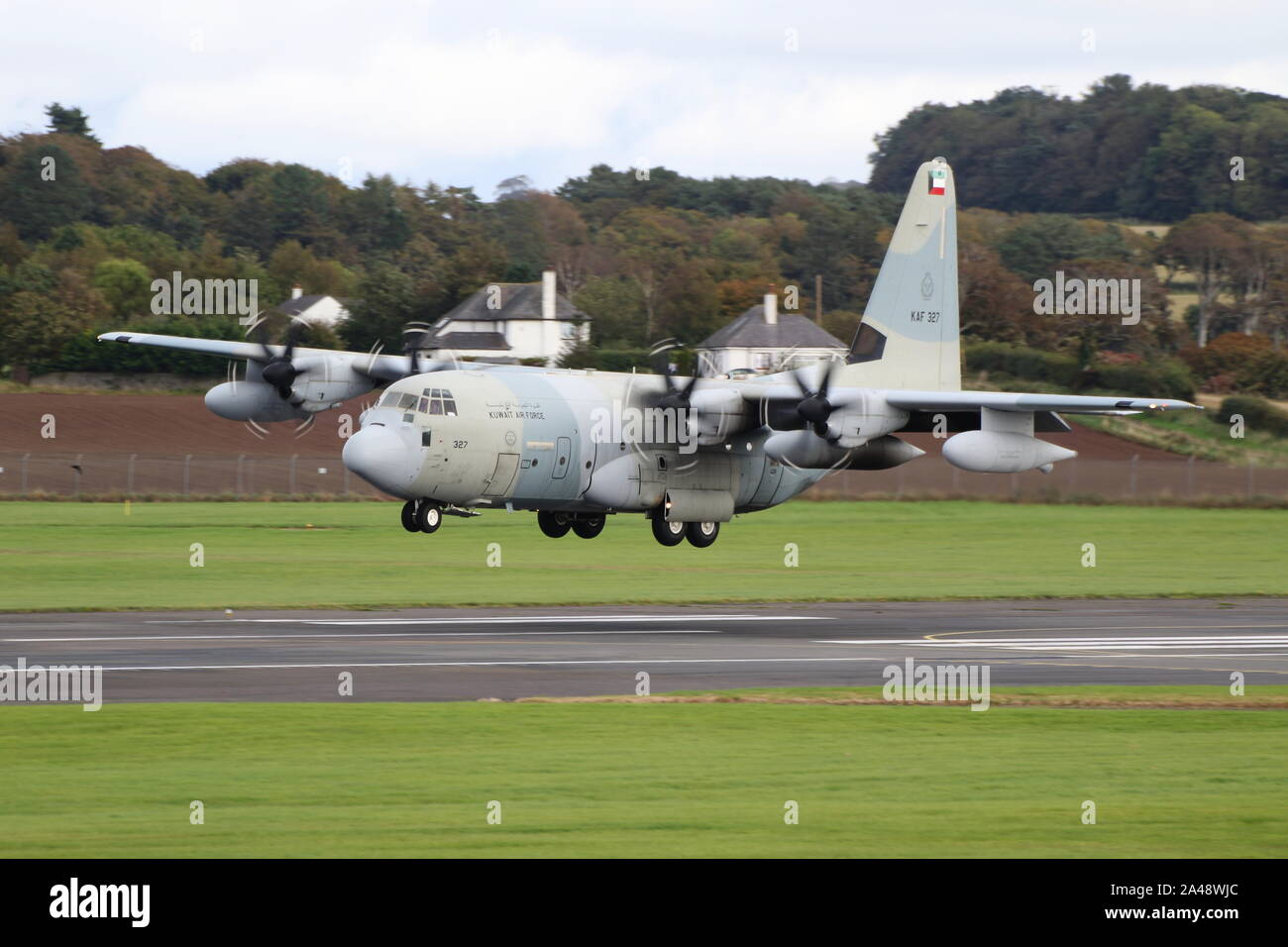 KAF 327, Lockheed Martin KC-130J Hercules betrieben von der Kuwait Air Force, am Internationalen Flughafen Prestwick, Ayrshire. Stockfoto