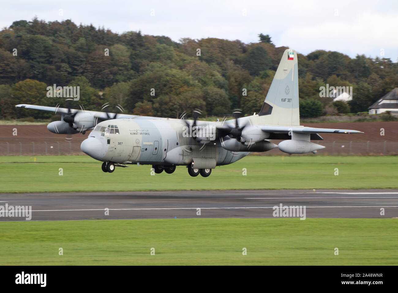 KAF 327, Lockheed Martin KC-130J Hercules betrieben von der Kuwait Air Force, am Internationalen Flughafen Prestwick, Ayrshire. Stockfoto