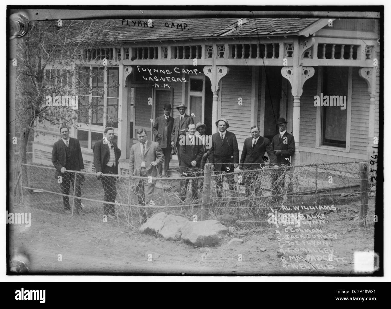 Flynn's Camp Las Vegas NM. - 1. Al Williams, 2. A.H. Balke, 3. Jim Flynn, 4. C. Colman, 5. Jack Curley, 6. Joe Flynn, 7. C. O'Malley, 8. M.M. Padgett, 9. H. Elfeld Stockfoto