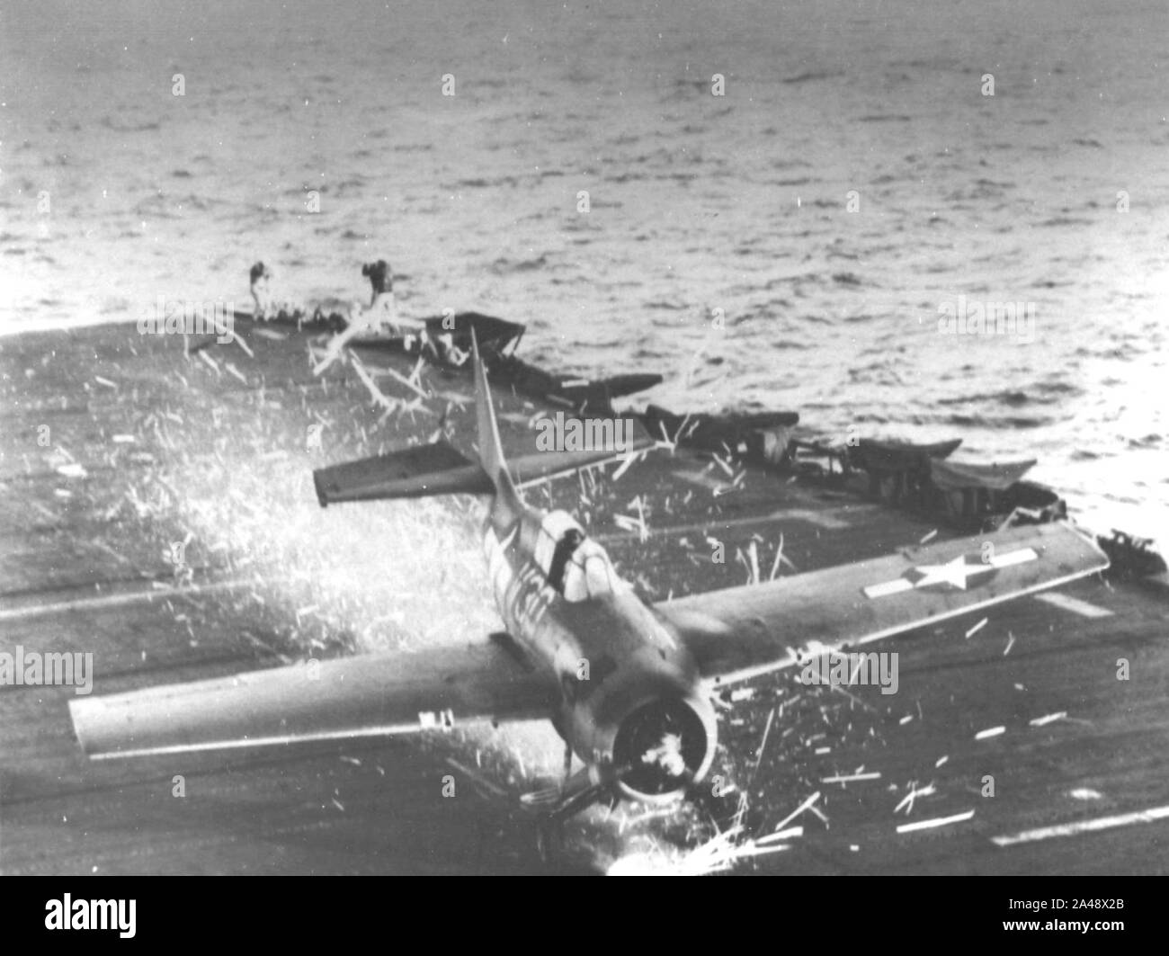 FM-2 Wildcat Crash auf escort Träger c 1944. Stockfoto