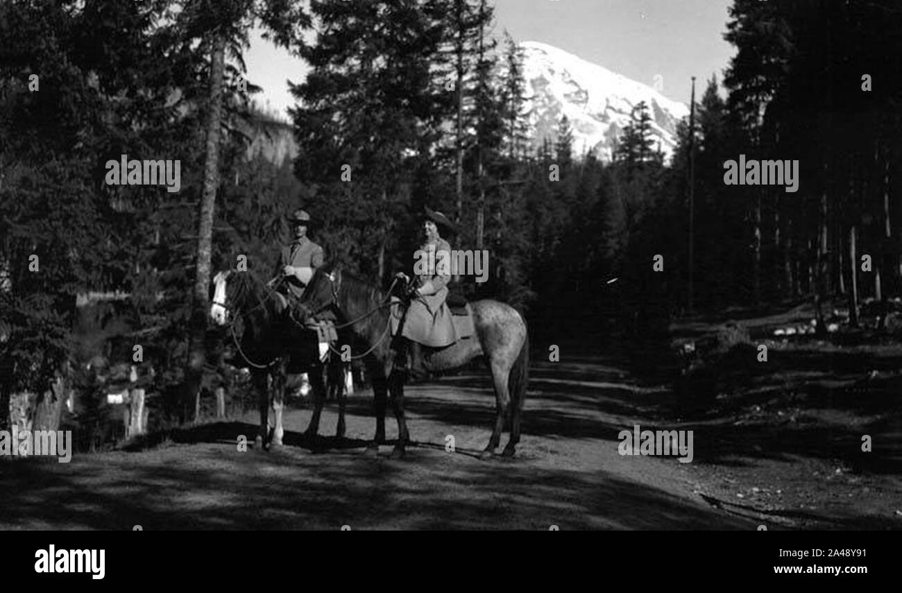 FE Matthes und Edith Matthes zu Pferd auf Longmire trail Mt Rainier Oktober 1911 (WASTATE 2335). Stockfoto
