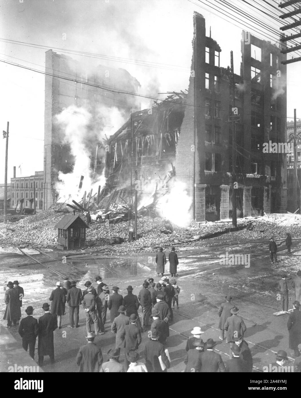Brand in der Schwabacher Hardware Gebäude mit 401 Erste Ave S am 11./12. Februar 1905 (Curtis 2055). Stockfoto