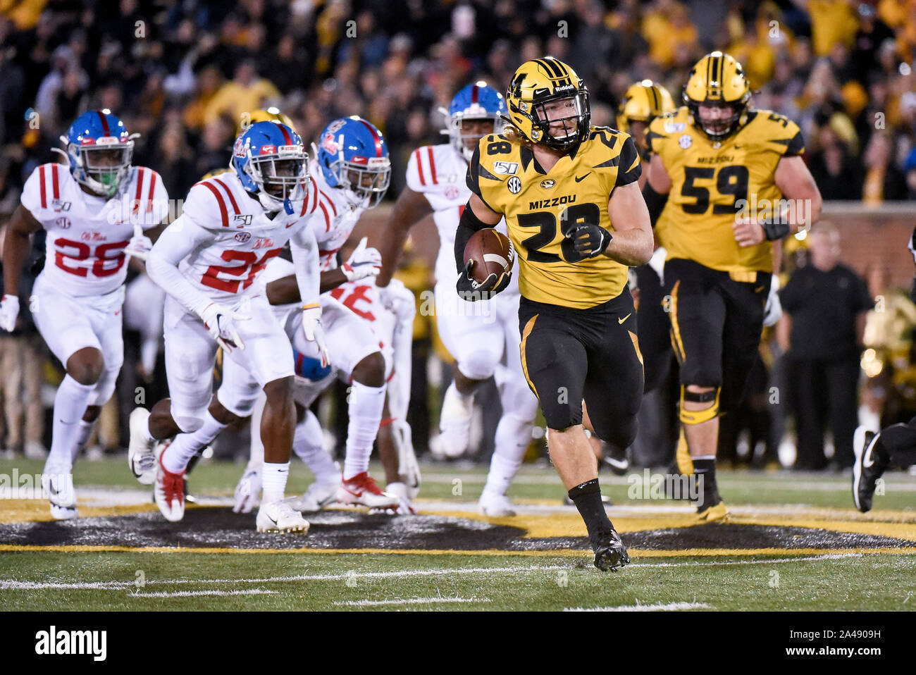 Okt 12, 2019: Missouri Tiger zurück laufen Dawson Downing (28) bricht sich für einen Touchdown während eines SEK Konferenz Spiel wo der Mississippi Rebellen besucht die Missouri Tiger am Faurot Feld am Memorial Stadium in Columbia, MO Richard Ulreich/CSM statt ausführen Stockfoto