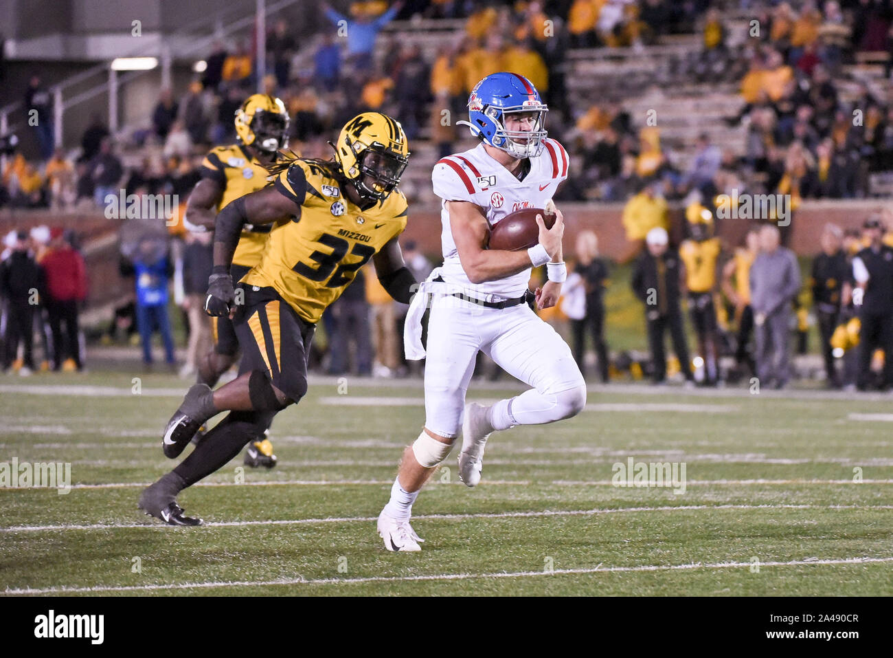 Okt 12, 2019: Mississippi Rebellen Quarterback John Rhys Plumlee (10) läuft frei für seinen zweiten Touchdown in der Nacht während eines SEK Konferenz Spiel wo der Mississippi Rebellen besucht die Missouri Tiger am Faurot Feld am Memorial Stadium in Columbia, MO Richard Ulreich/CSM gehalten Stockfoto