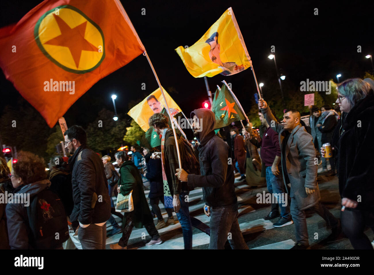 Warschau, Polen. 11 Okt, 2019. Kurdische Volk wehenden Fahnen während des Protestes. Hunderte Leute an die türkische Botschaft in Warschau versammelt, um gegen die türkische Invasion des nördlichen Syrien zu protestieren und ihre Solidarität mit dem kurdischen Volk zu zeigen. Die Demonstranten waren die ursprünglichen Kurden, die mit der Flagge von Kurdistan, YPG (durch den Menschen Schutz Einheiten), PKK (Arbeiterpartei Kurdistans) und mit dem Bild von Abdullah Öcalan - PKK-Führer. Credit: SOPA Images Limited/Alamy leben Nachrichten Stockfoto