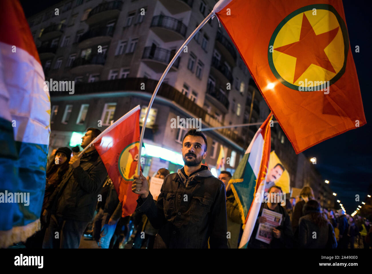 Warschau, Polen. 11 Okt, 2019. Kurdische Volk wehenden Fahnen während des Protestes. Hunderte Leute an die türkische Botschaft in Warschau versammelt, um gegen die türkische Invasion des nördlichen Syrien zu protestieren und ihre Solidarität mit dem kurdischen Volk zu zeigen. Die Demonstranten waren die ursprünglichen Kurden, die mit der Flagge von Kurdistan, YPG (durch den Menschen Schutz Einheiten), PKK (Arbeiterpartei Kurdistans) und mit dem Bild von Abdullah Öcalan - PKK-Führer. Credit: SOPA Images Limited/Alamy leben Nachrichten Stockfoto