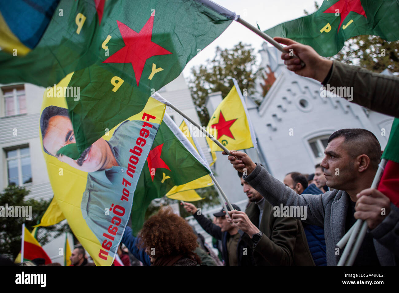 Warschau, Polen. 11 Okt, 2019. Kurdische Volk wehenden Fahnen während des Protestes. Hunderte Leute an die türkische Botschaft in Warschau versammelt, um gegen die türkische Invasion des nördlichen Syrien zu protestieren und ihre Solidarität mit dem kurdischen Volk zu zeigen. Die Demonstranten waren die ursprünglichen Kurden, die mit der Flagge von Kurdistan, YPG (durch den Menschen Schutz Einheiten), PKK (Arbeiterpartei Kurdistans) und mit dem Bild von Abdullah Öcalan - PKK-Führer. Credit: SOPA Images Limited/Alamy leben Nachrichten Stockfoto