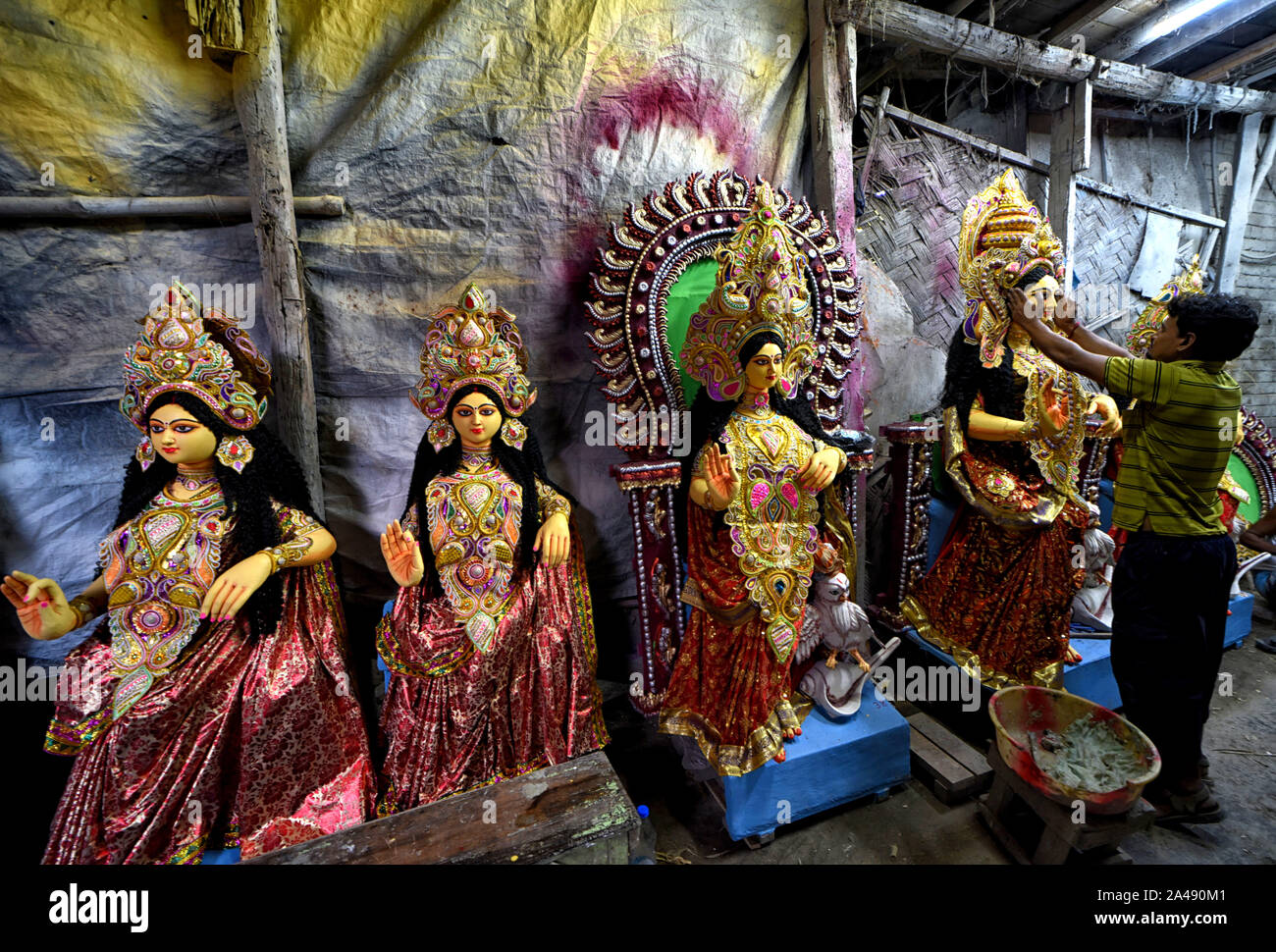 Kolkata, Indien. 12 Okt, 2019. Ein Künstler gesehen, die abschließende Note auf dem Idol der Göttin Lakshmi auf den Künstler Hub in Kalkutta. Kozagari Lakshmi puja hauptsächlich durch die bengalische Durgapuja Hindus verehrt nach. Lakshmi ist die Göttin des Reichtums als Pro der hinduistischen Mythologie und wird von Haus nieder, in der Hoffnung auf Wohlstand, der durch die Hindus zu Haus. Credit: SOPA Images Limited/Alamy leben Nachrichten Stockfoto