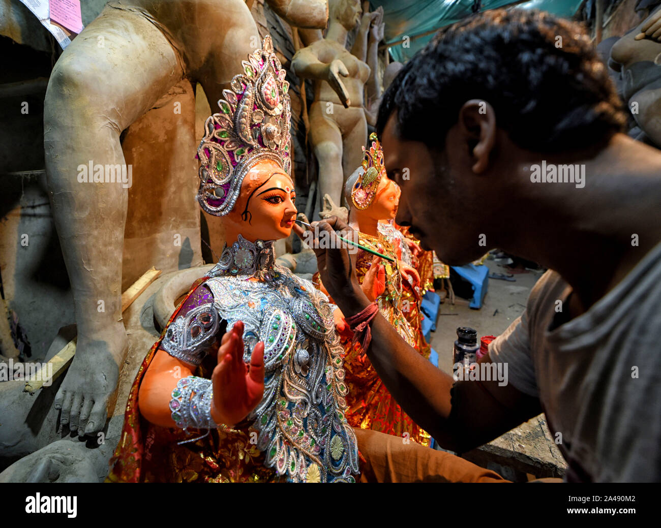 Kolkata, Indien. 12 Okt, 2019. Ein Künstler gesehen, die abschließende Note auf dem Idol der Göttin Lakshmi auf den Künstler Hub in Kalkutta. Kozagari Lakshmi puja hauptsächlich durch die bengalische Durgapuja Hindus verehrt nach. Lakshmi ist die Göttin des Reichtums als Pro der hinduistischen Mythologie und wird von Haus nieder, in der Hoffnung auf Wohlstand, der durch die Hindus zu Haus. Credit: SOPA Images Limited/Alamy leben Nachrichten Stockfoto