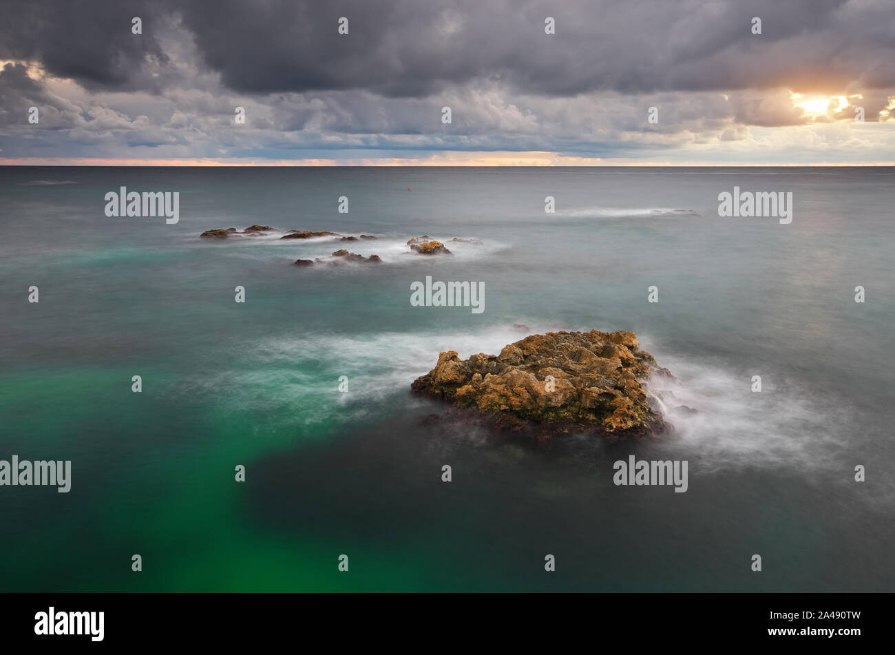 Felsen und Meer Sturm. Dramatische Szene. Zusammensetzung der Natur Stockfoto