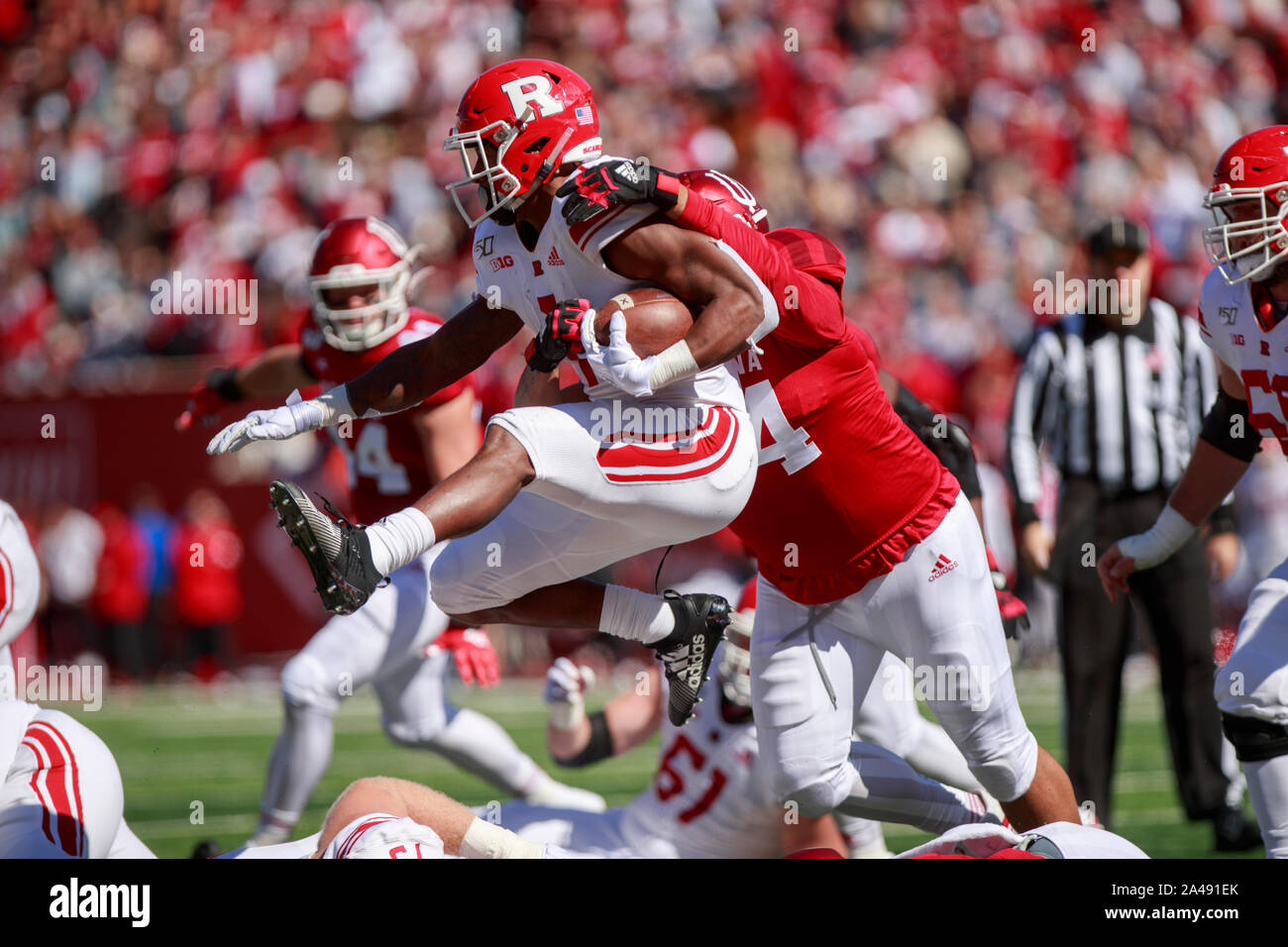 Bloomington, USA. 12 Okt, 2019. Rutgers' Isaih Pacheco (1) wird von der Indiana Universität Demarcus Elliott (4) während der NCAA Football Spiel bei Memorial Stadium in Bloomington in Angriff genommen. Die Indiana Hoosiers schlagen die Rutgers Scarlet Könige 35-0. Credit: SOPA Images Limited/Alamy leben Nachrichten Stockfoto