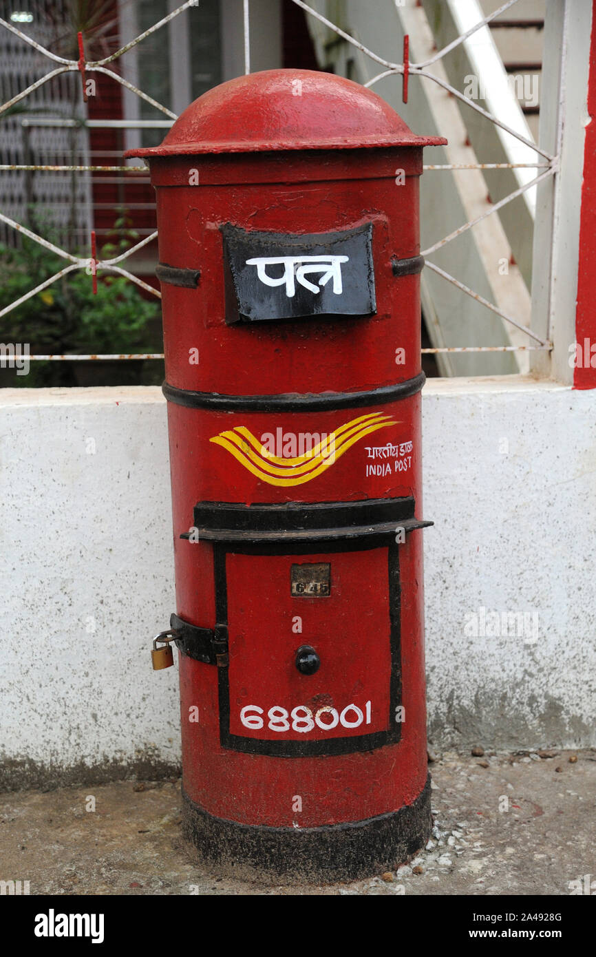 Kerala, Indien - Südostasien: Briefkasten der Indischen Post/Post Box/Mailbox Indischen Post alte runde rote Briefkasten aus der Post, ländlichen Dorf Stockfoto