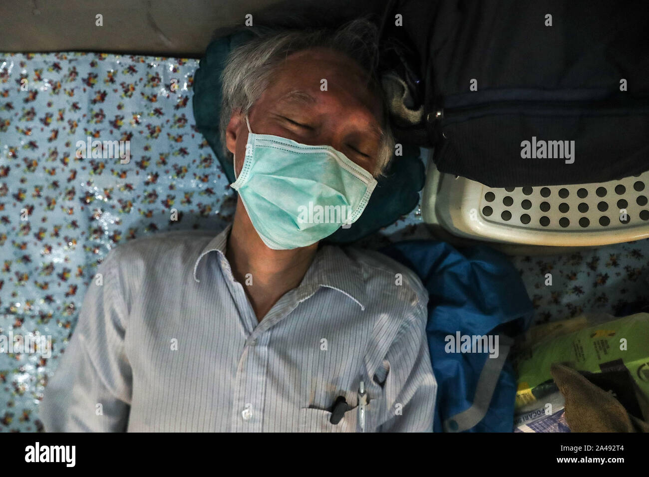 Hongkong, China. 12 Okt, 2019. Mitglied der sliver Haare schlafen außerhalb Polizei Hauptquartier während der Proteste. Hong Kong weitere Proteste für den 5. Monat. Mehr Demonstrationen und Kundgebungen statt, einschließlich der silbernen Haar, ein 48 Stunden Streik der Sitzen friedlich außerhalb Polizeipräsidium. Credit: SOPA Images Limited/Alamy leben Nachrichten Stockfoto