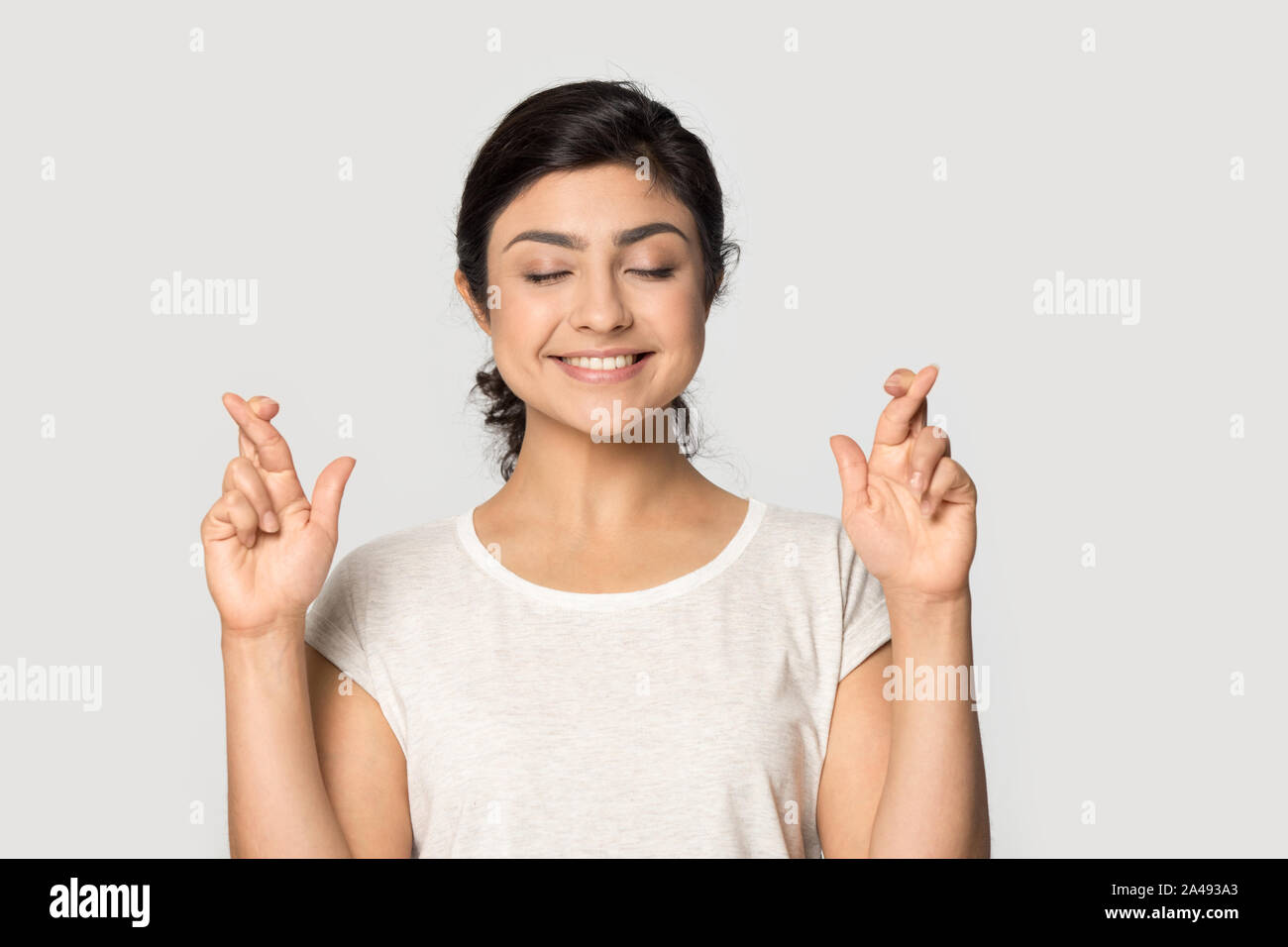 Lächelnd indische Mädchen kreuz Finger machen möchten Stockfoto