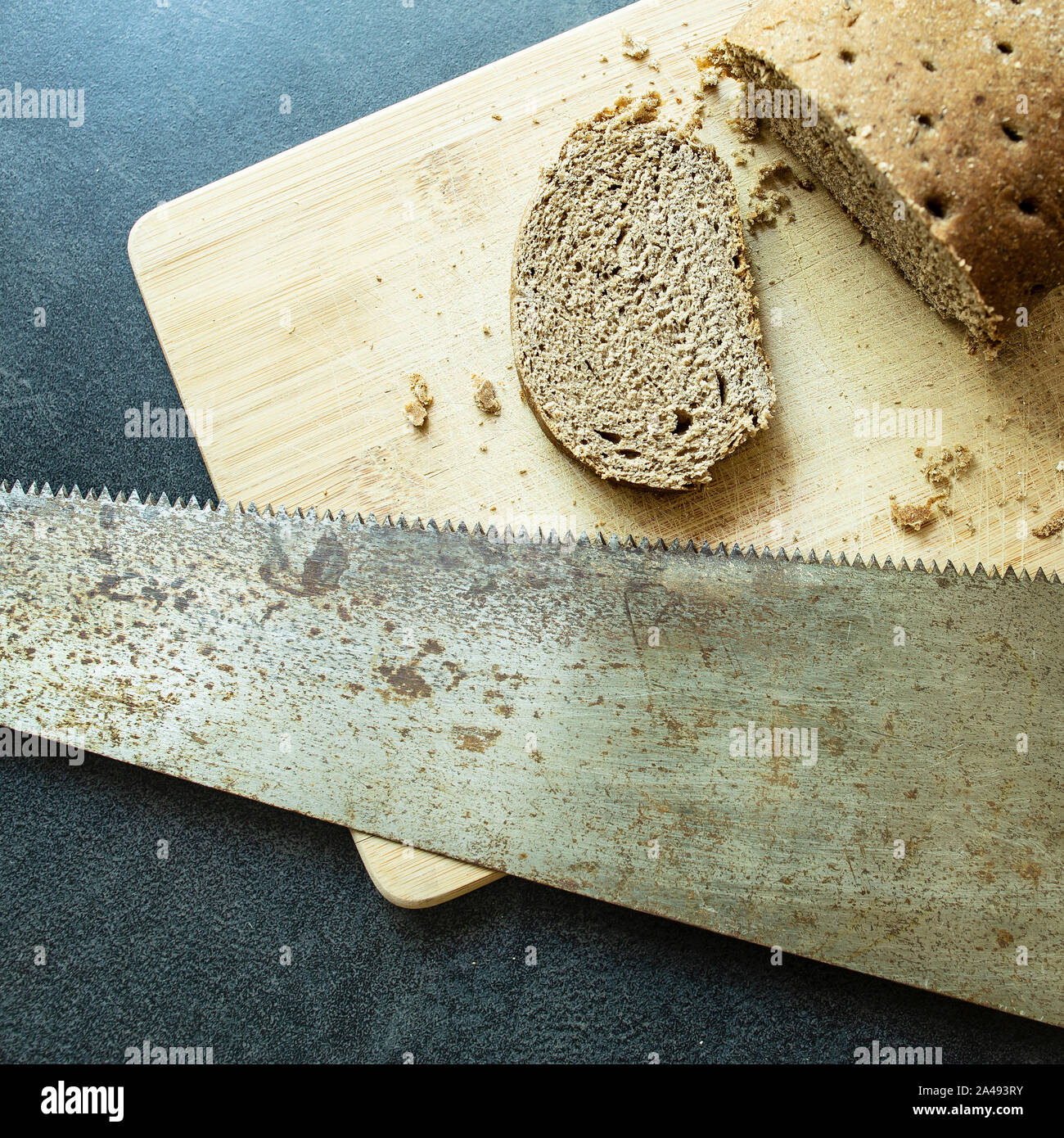 Stück altes Brot aus einem Laib Säge gesägt Stockfoto