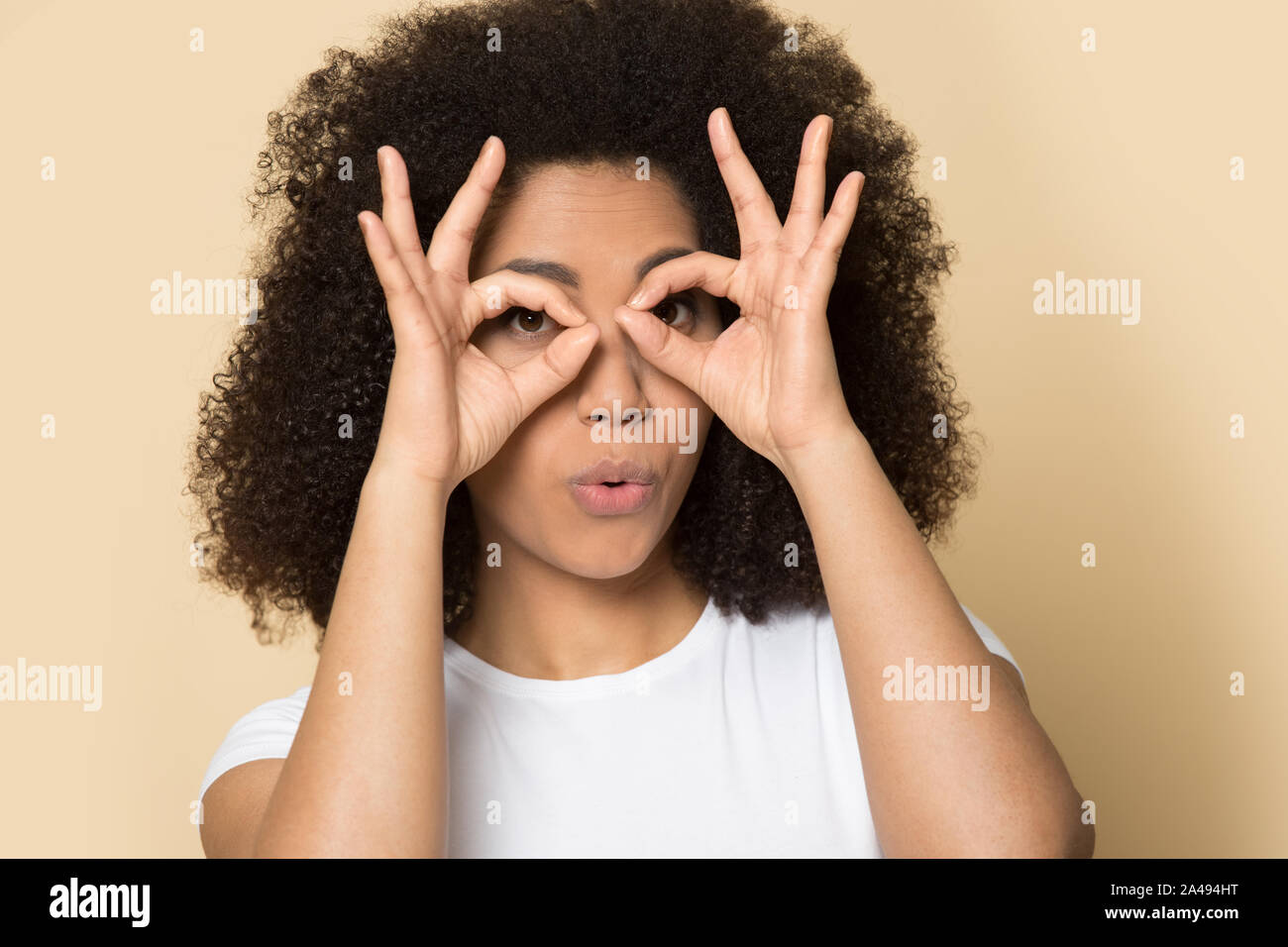 Lustige afrikanische amerikanische Mädchen haben Spaß beim Gesichtsausdruck Stockfoto