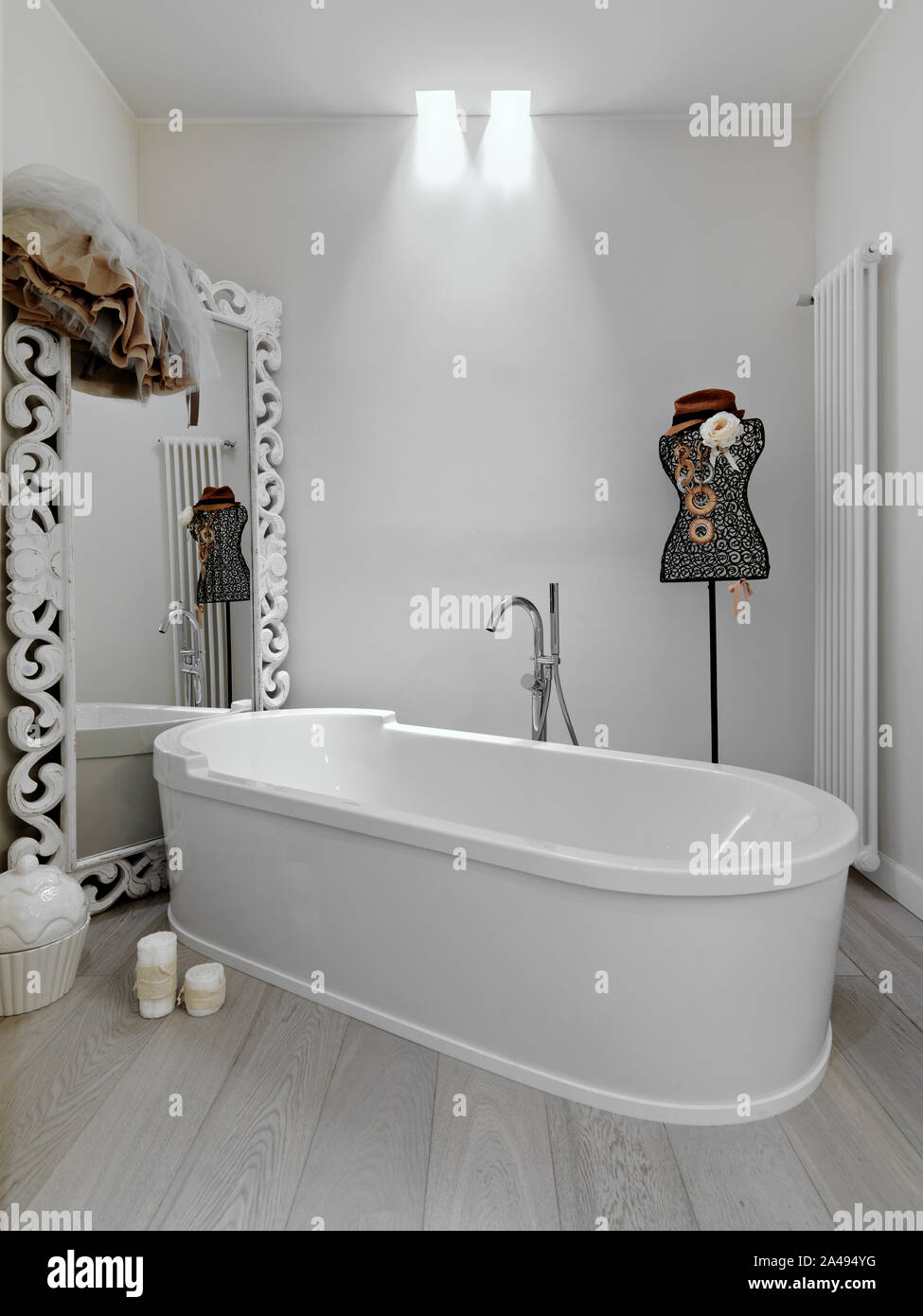 Detail der Badezimmer interios in der foregorund der Weißen freistehenden Badewanne der Boden aus Holz ist Stockfoto