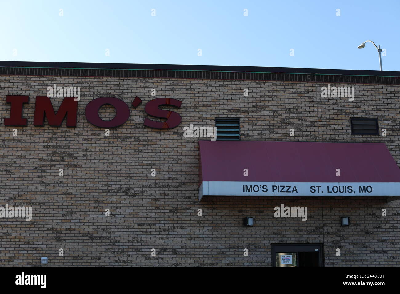 St. Louis, Missouri/USA - Oktober 12, 2019: IMO's Pizza Logo auf eine Wand. Imo's Franchising, Inc. ist einer der St Louis' größte Nahrungsketten des Piz Stockfoto