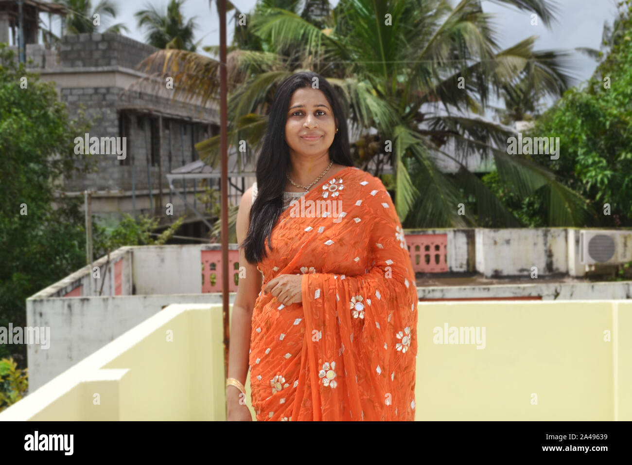 Porträt einer schönen jungen Erwachsenen indische weibliche model in einer traditionellen indischen Sari Kleid tragen. Stockfoto