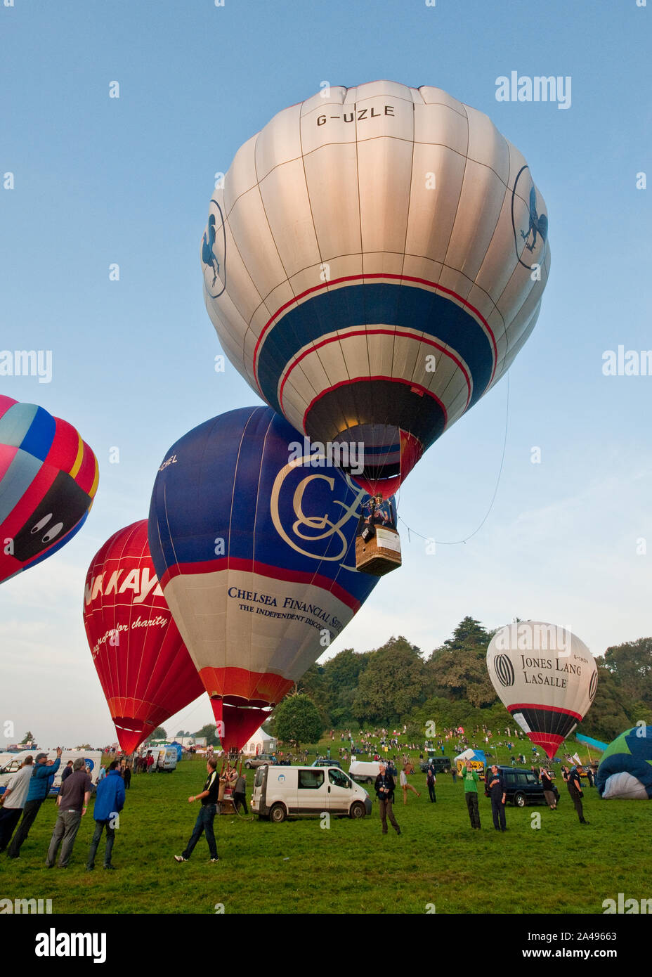 Heißluftballons starten aus dem Feld. Bristol International Balloon Fiesta, England. Stockfoto