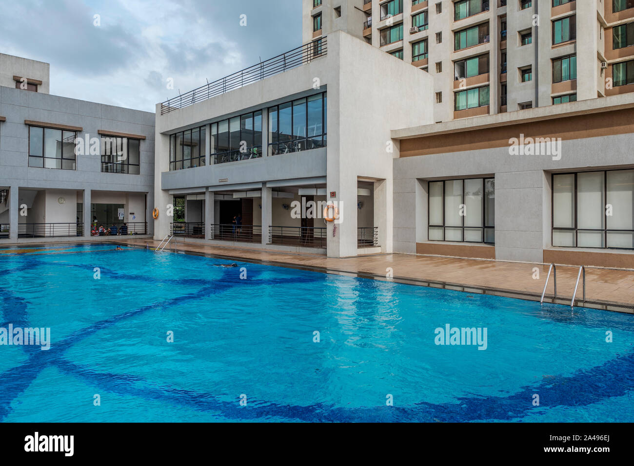 Ein Swimming Pool und den Health Club in einer Wohnanlage in Mumbai, Indien. Stockfoto