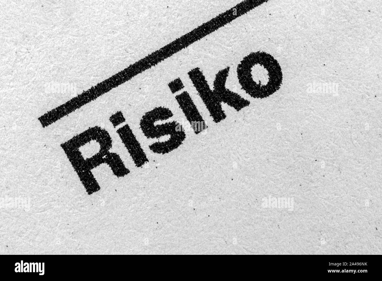 Das Wort Risiko in deutscher Sprache auf weißem Hintergrund geschrieben, übersetzung Risiko Stockfoto