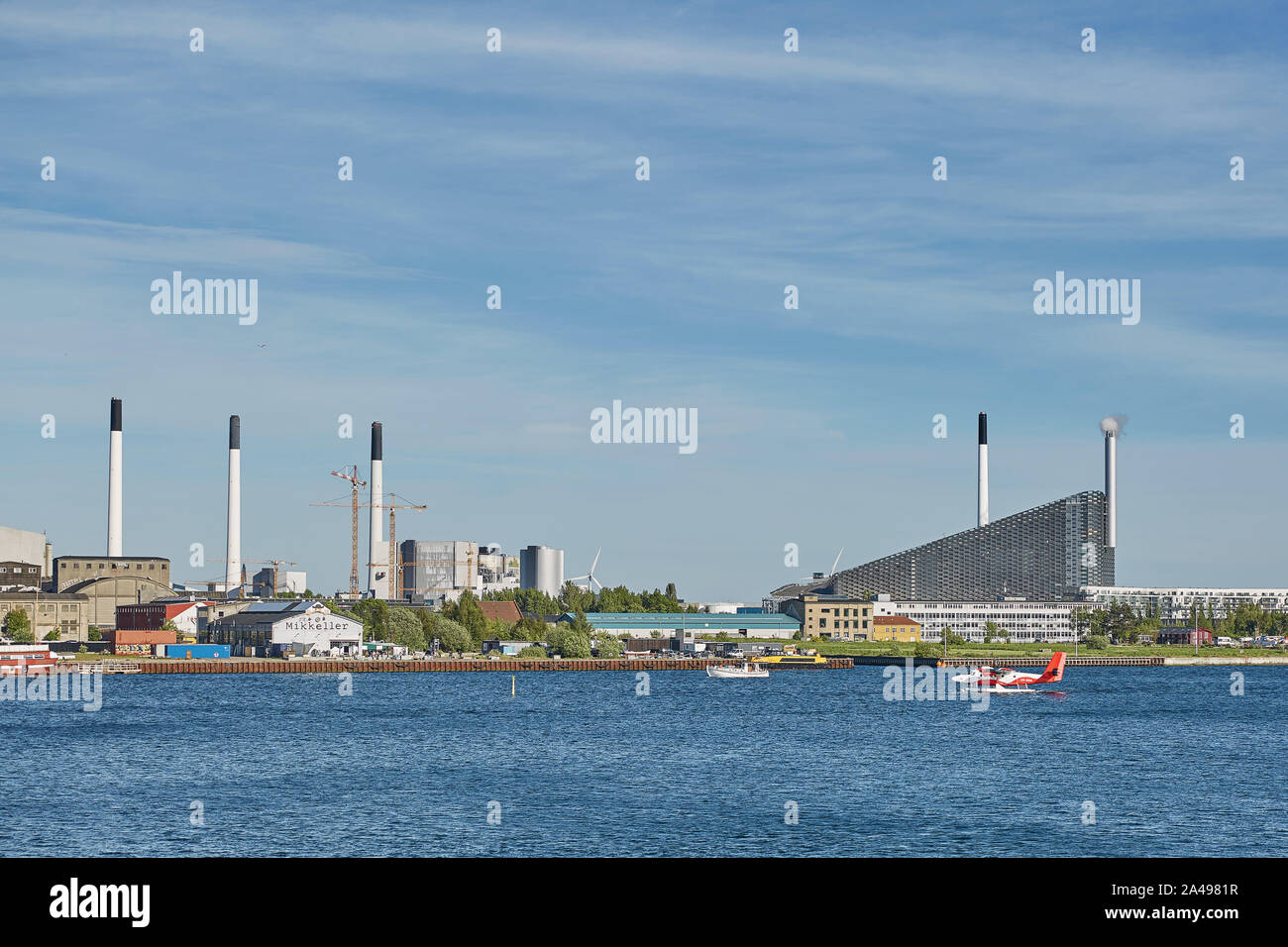 Kopenhagen, Dänemark - 25. MAI 2017: Amager Bakke/Copenhill Waste-to-Energy Power Plant in Kopenhagen. Auf der Dachterrasse Skigebiet geöffnet Freitag, 4. Oktober 20. Stockfoto