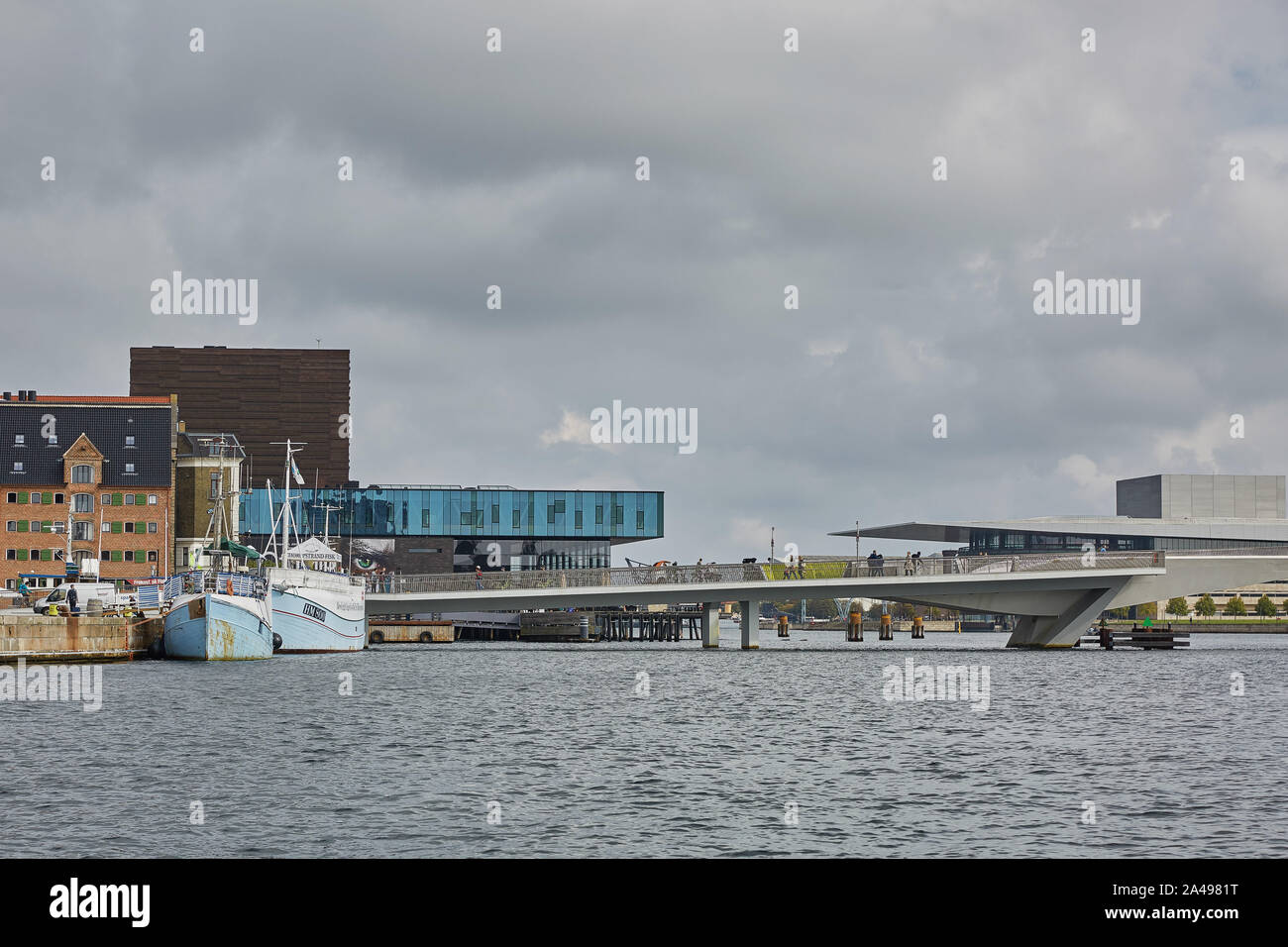 Kopenhagen, Dänemark - 25. MAI 2017: Modernes Gebäude der Neuen Royal Playhouse Theater in der Altstadt mit Blick auf berühmte Kopenhagen Waterfront, Ny Stockfoto