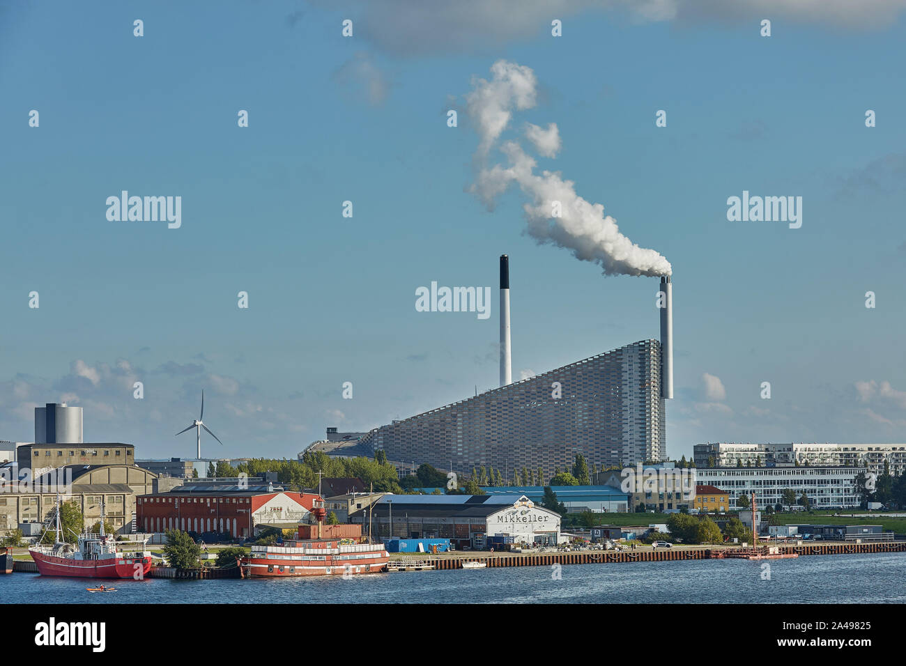 Kopenhagen, Dänemark - 25. MAI 2017: Amager Bakke/Copenhill Waste-to-Energy Power Plant in Kopenhagen. Auf der Dachterrasse Skigebiet geöffnet Freitag, 4. Oktober 20. Stockfoto