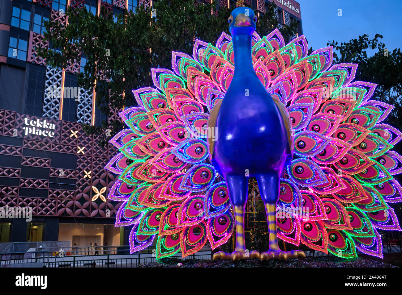 Das große, beleuchtete Statue der Pfau steht am südlichen Ende von Little India, Singapur; im Hinduismus, der Pfau ist ein Symbol des Gottes Krishna Stockfoto