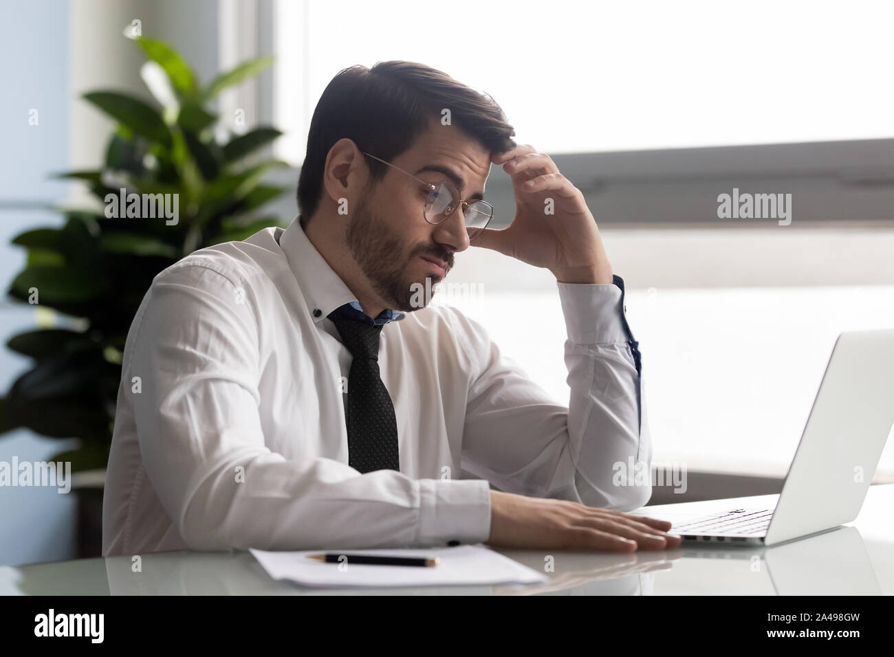 Nachdenklich Manager auf Bildschirm, schwierige Entscheidung. Stockfoto