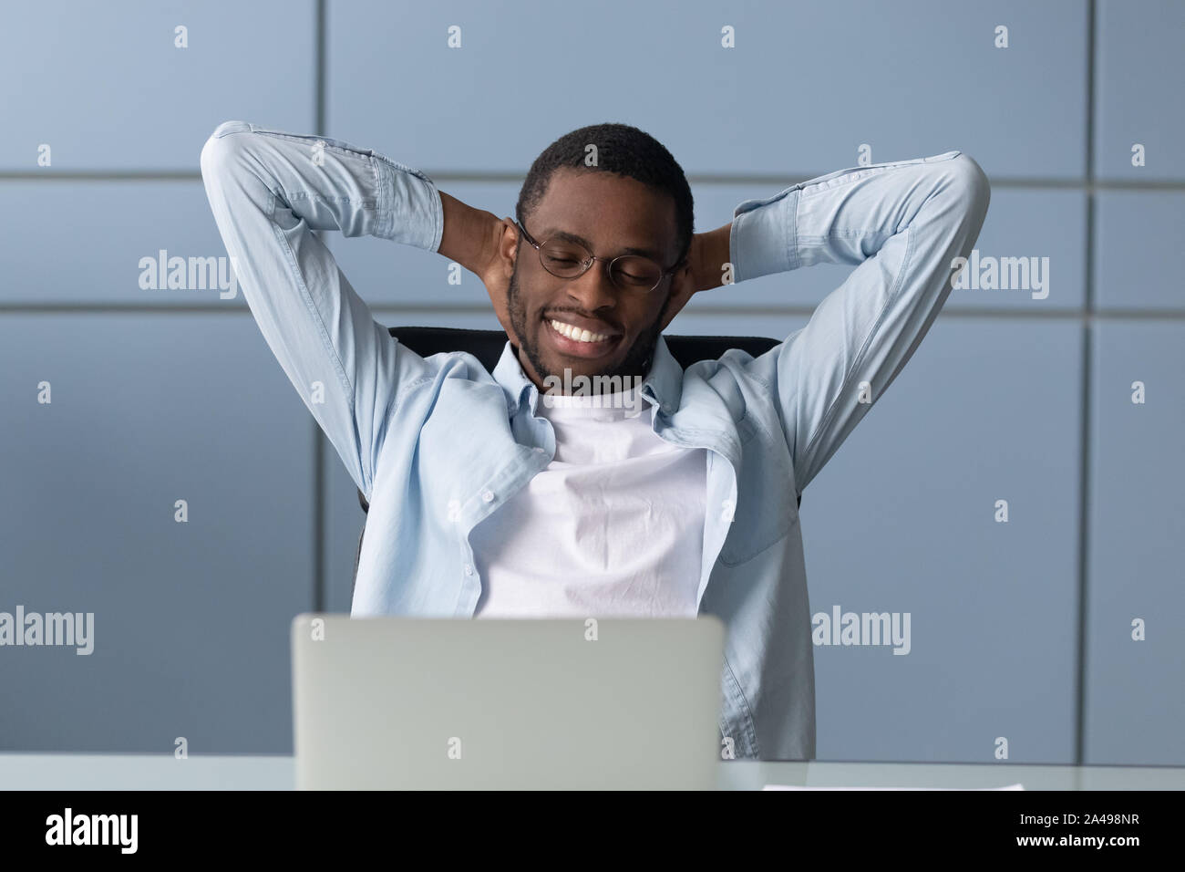 Lächelnd Mixed Race manager Entspannen nach dem Projekt berichten. Stockfoto